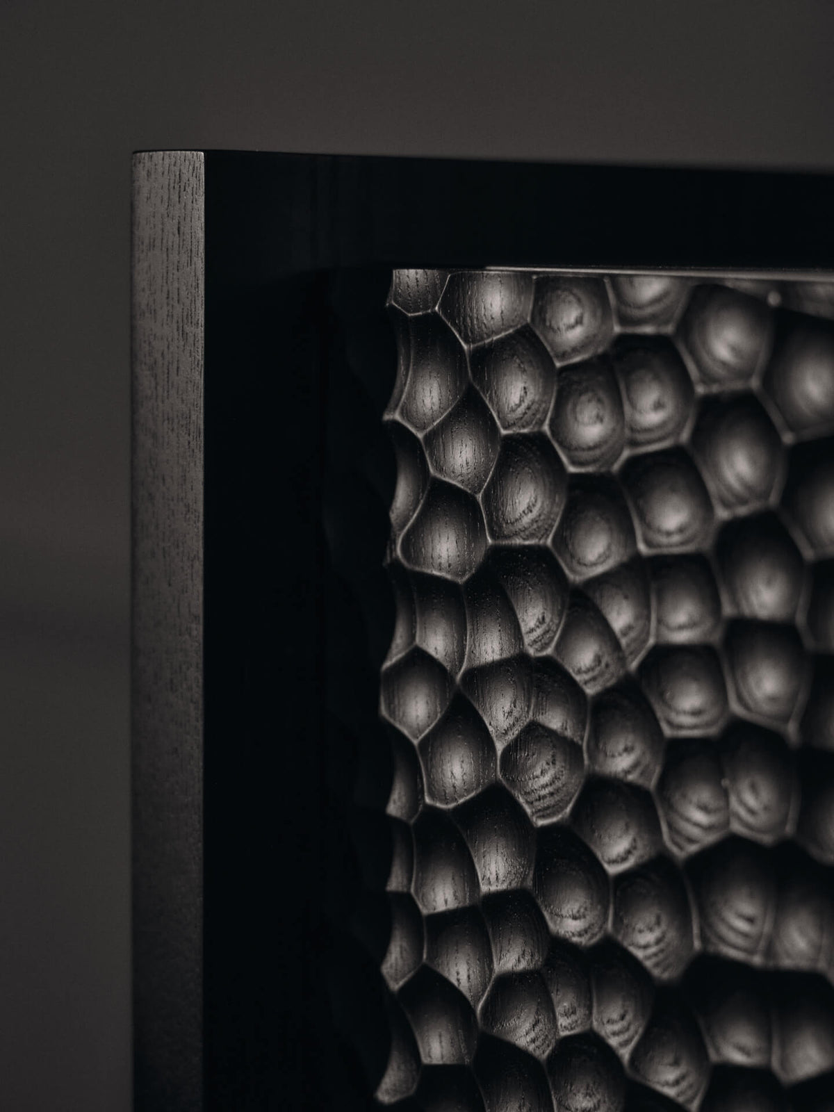 Scarni Sockelschrank – dunkel gebeizte Esche